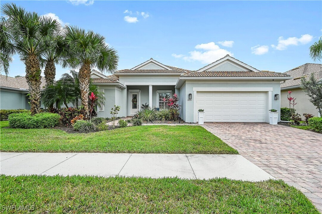 8510 Karina Ct in Naples, FL - Building Photo