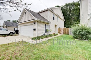 320 Garcia Dr in Virginia Beach, VA - Building Photo