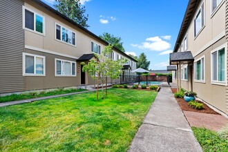 Asher Park Apartments in Tigard, OR - Building Photo - Building Photo