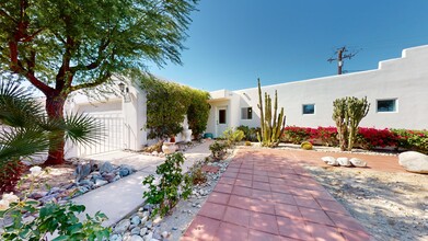 370 W Sunview Ave in Palm Springs, CA - Building Photo - Building Photo
