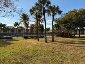 410 Meadows Cir in Boynton Beach, FL - Foto de edificio - Building Photo