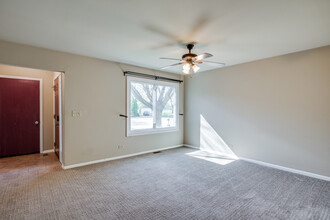 1160 Brockton Ct in Aurora, IL - Building Photo - Building Photo