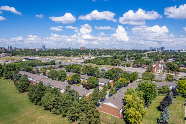 2-153 Farm Greenway in Toronto, ON - Building Photo - Building Photo
