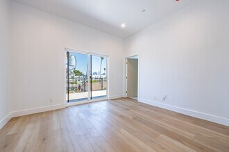 242 N Dillon St, Unit 240 N Dillon St in Los Angeles, CA - Foto de edificio - Building Photo
