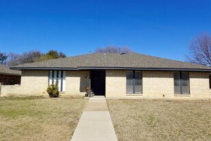 1831 Kensington Dr in Carrollton, TX - Building Photo
