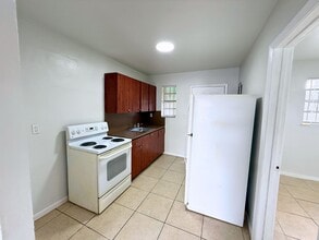 1490 NE 152nd St in North Miami Beach, FL - Building Photo - Building Photo