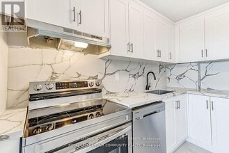 530 Lolita Gardens in Mississauga, ON - Building Photo - Building Photo