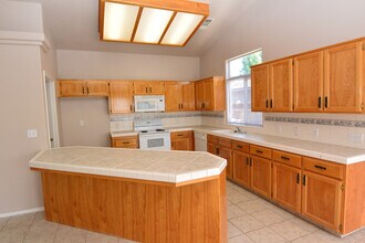 1444 N Linda Vista Ct in Visalia, CA - Building Photo - Building Photo