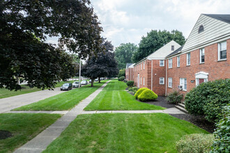 The Woods of Fairlawn in Akron, OH - Building Photo - Building Photo