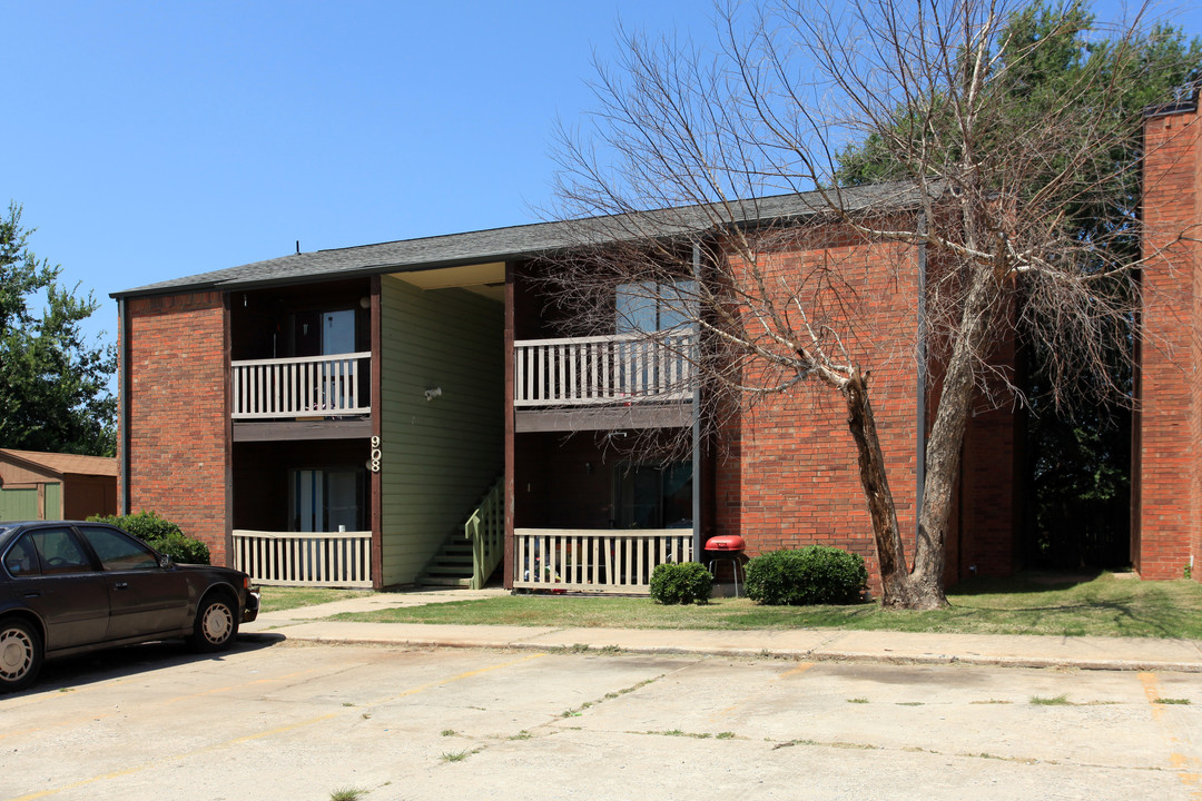 906-920 E Lindsey St in Norman, OK - Foto de edificio