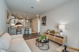 Highgrove in Austin, TX - Foto de edificio - Building Photo