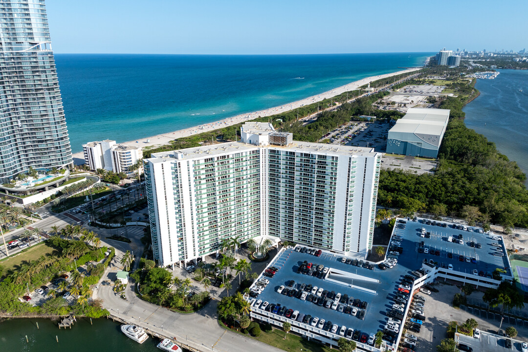 Arlen House in Sunny Isles Beach, FL - Building Photo