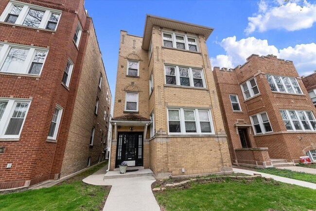 property at 5639 N Artesian Ave
