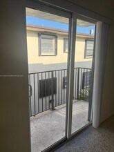 458 E 31st St in Hialeah, FL - Foto de edificio - Building Photo