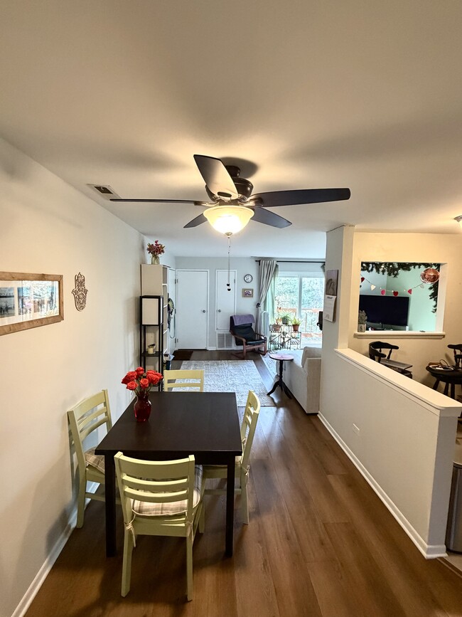 2234 Abbeywood Dr, Unit Apt C in Lisle, IL - Foto de edificio - Building Photo