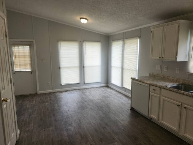 76 Thompson Cir in Youngsville, NC - Foto de edificio - Building Photo