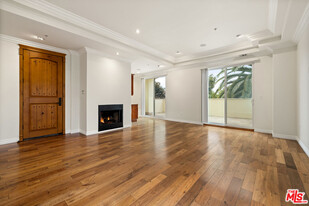 632 Kings Rd in Los Angeles, CA - Building Photo