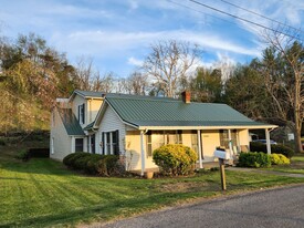 5163 Whitethorne Rd in Blacksburg, VA - Building Photo