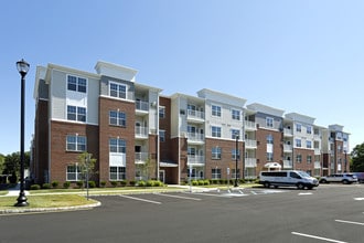 The Link at Aberdeen Station in Aberdeen, NJ - Foto de edificio - Building Photo