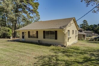 711 Cherokee Dr in Montgomery, TX - Building Photo - Building Photo