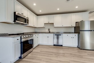 200 Grant Dr in Coraopolis, PA - Foto de edificio - Building Photo