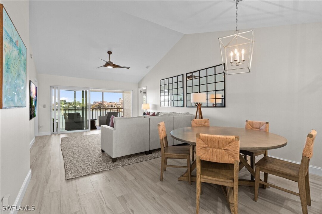 10682 Gulf Shore Dr in Naples, FL - Building Photo
