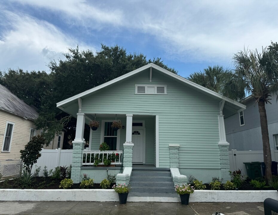 1932 W Spruce St in Tampa, FL - Foto de edificio