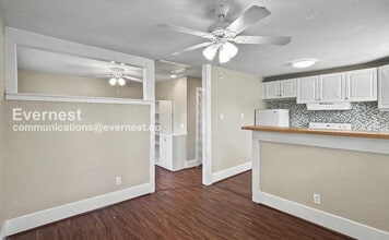 203 W Lobit Ave, Unit 0 in Baytown, TX - Building Photo - Building Photo