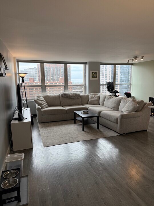 655 W Irving Park Rd, Unit 914 in Chicago, IL - Building Photo