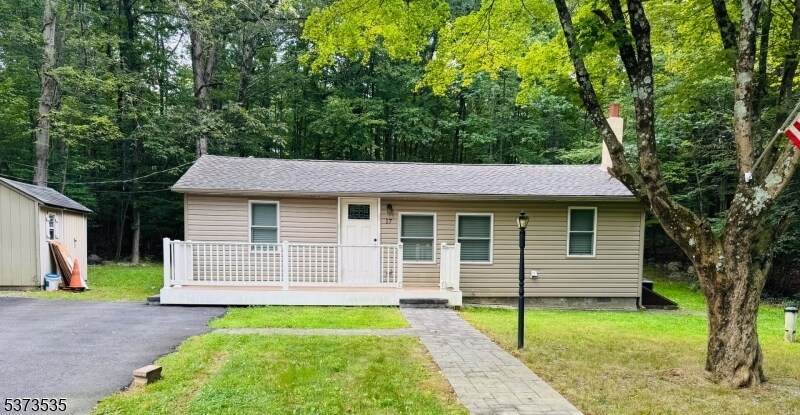17 Eastbrook Ln in Newton, NJ - Building Photo