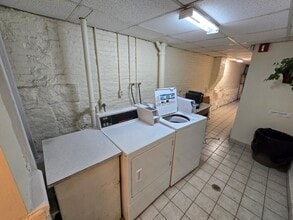 33 Grove St, Unit 2 in Boston, MA - Foto de edificio - Building Photo
