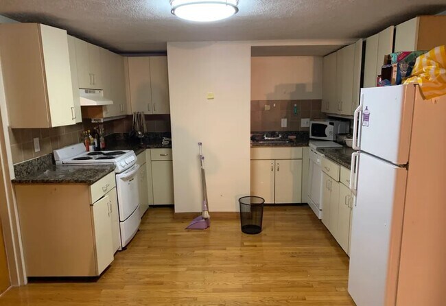 900 Commonwealth Ave in Boston, MA - Building Photo - Building Photo