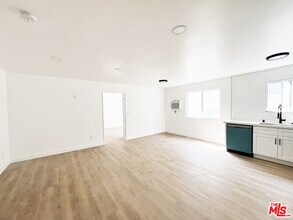 5440 Carlton Way in Los Angeles, CA - Foto de edificio - Building Photo