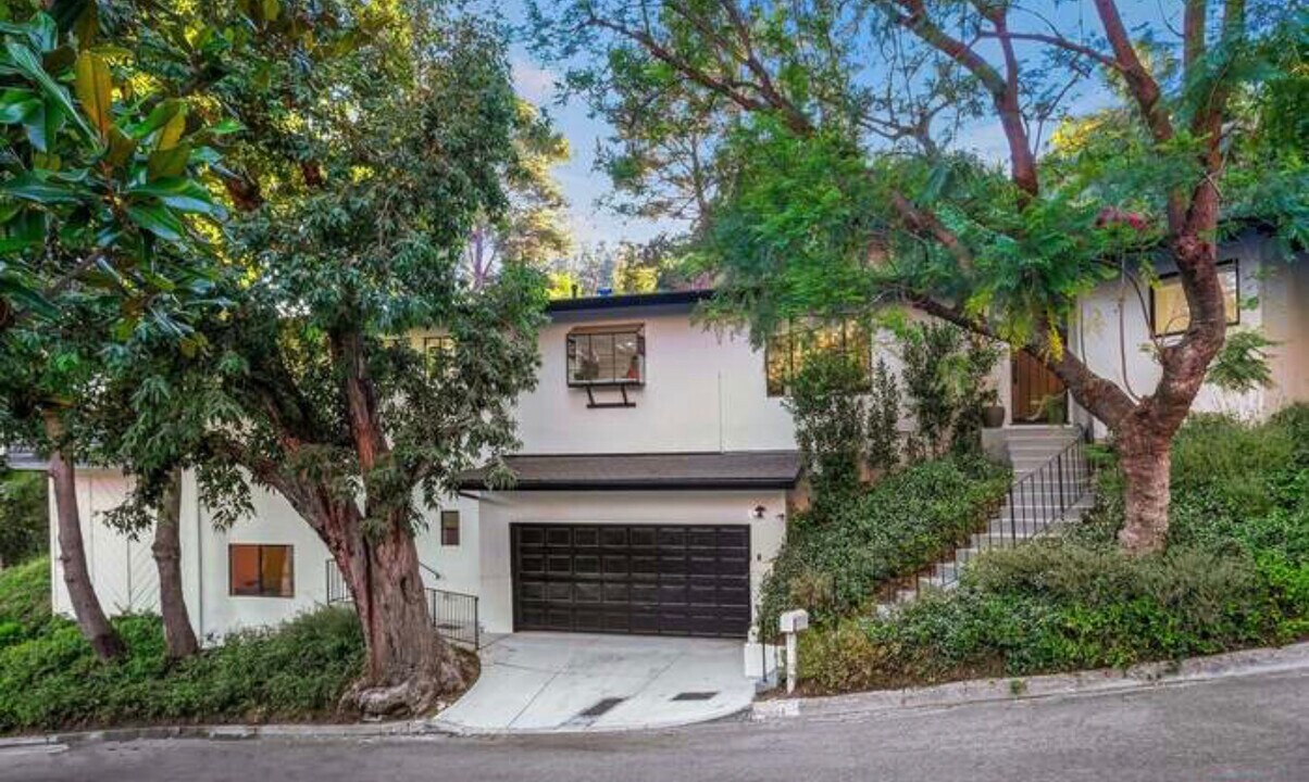 2121 El Roble Ln in Beverly Hills, CA - Foto de edificio