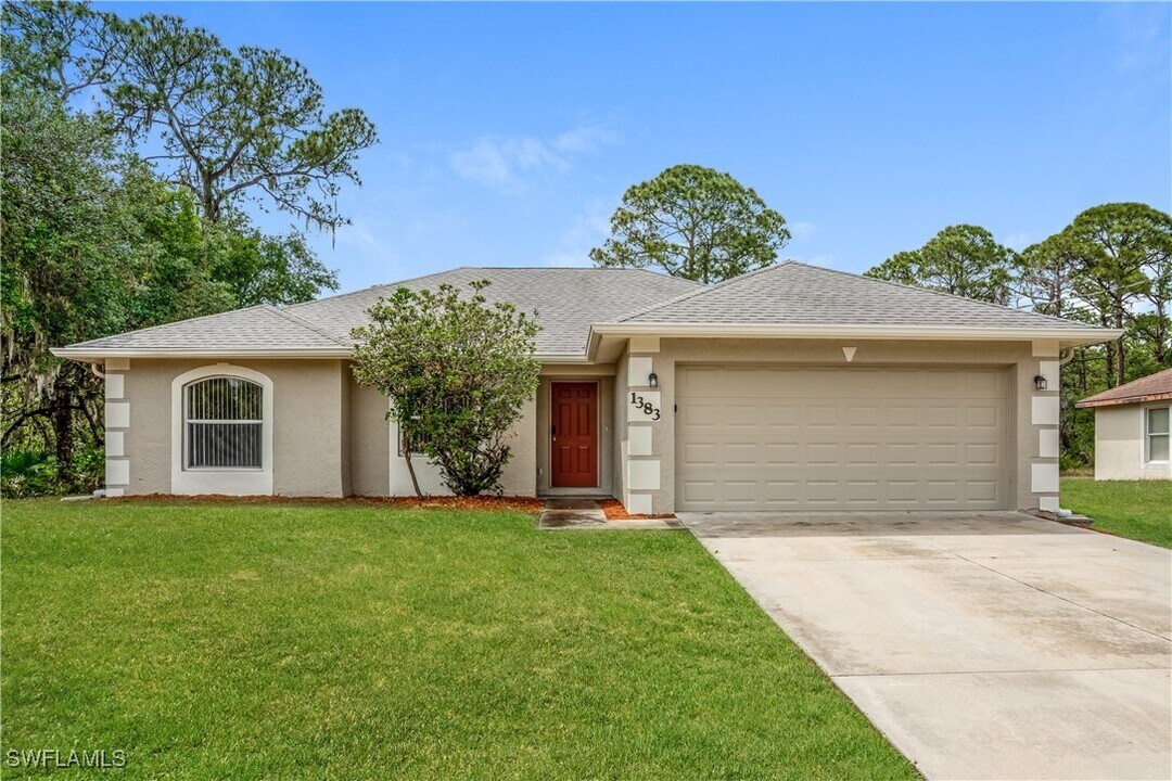 1383 Eppinger Dr in Port Charlotte, FL - Foto de edificio