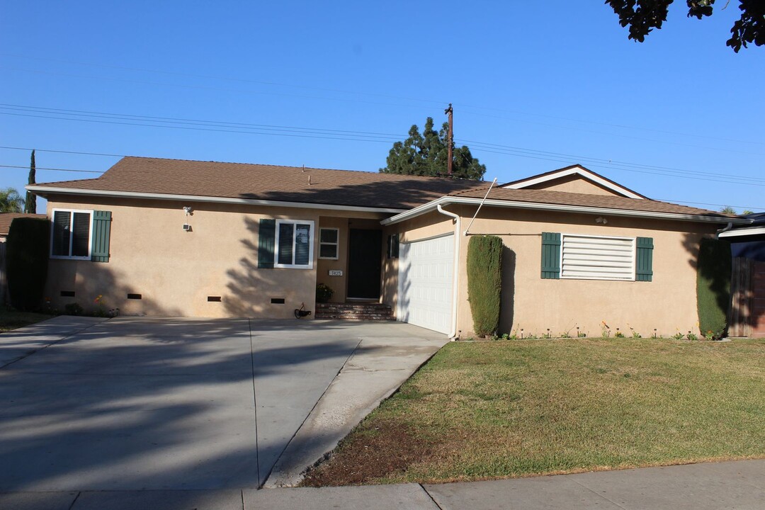 1425 W Roberta Ave in Fullerton, CA - Foto de edificio