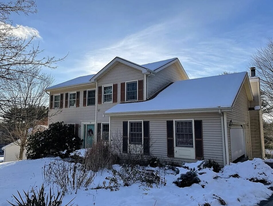 28 Fairview Dr in Essex Junction, VT - Building Photo