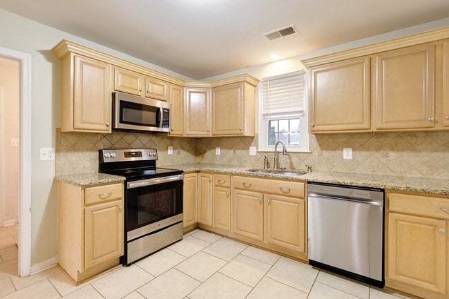 15 Butternut Way in Sterling, VA - Building Photo - Building Photo