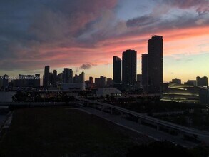 555 NE 15th St in Miami, FL - Building Photo - Building Photo