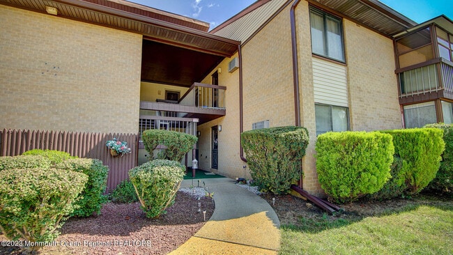 59 Amberly Dr in Englishtown, NJ - Building Photo - Building Photo