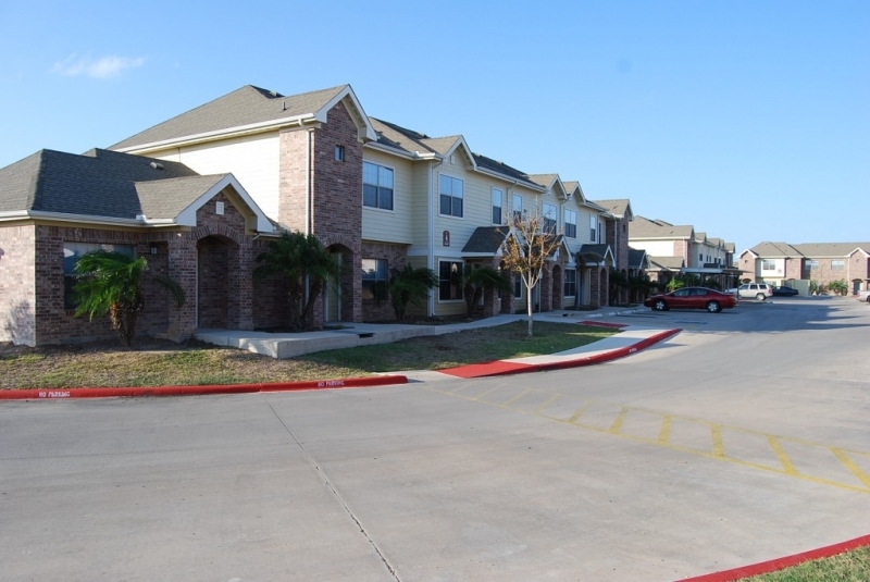 Las Canteras Apartments in Pharr, TX - Building Photo