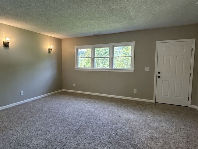 3992 Dug Hill Rd in Lenoir, NC - Building Photo - Building Photo