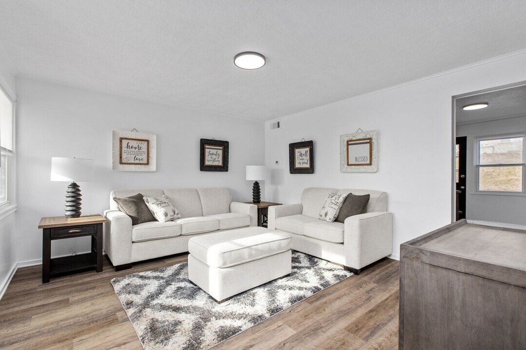 21 Midland Heights Cir in Midland, PA - Building Photo