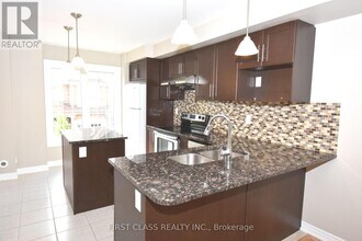 327 Doak Ln in Newmarket, ON - Building Photo - Building Photo
