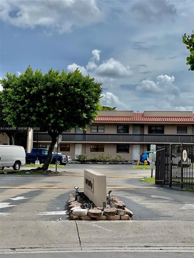 200 W Park Dr in Miami, FL - Building Photo - Building Photo