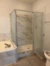 16253 Enclave Village Dr in Tampa, FL - Foto de edificio - Building Photo