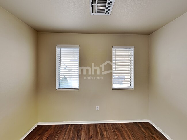 3909 Bayamon St in Las Vegas, NV - Foto de edificio - Building Photo