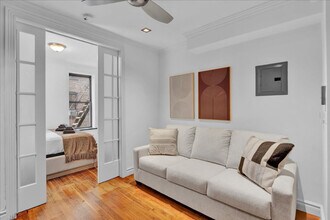 52 Barrow St in New York, NY - Building Photo - Building Photo