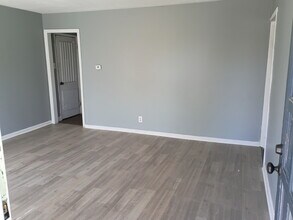 5763 W 2nd St in Tulsa, OK - Foto de edificio - Building Photo