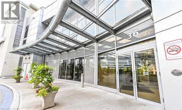 36 Lee Centre Dr in Toronto, ON - Building Photo - Building Photo